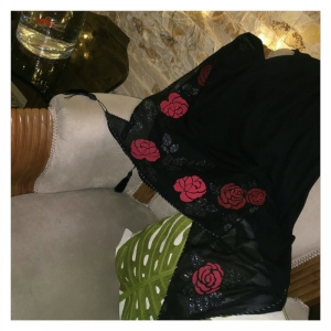 روسری نخی نقاشی شده گل سرخ و برگ شاین نقره ای