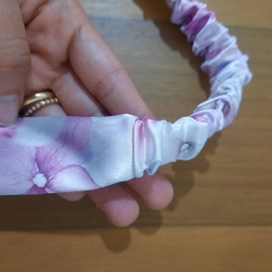 هدبند گره ای ساتن ابریشم طرح گل آبرنگی