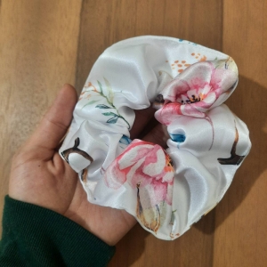 کش مو زنانه مدل اسکرانچی ساتن ابریشم طرح گل پنبه