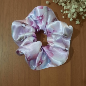 کش مو زنانه مدل اسکرانچی ساتن ابریشم طرح گل آبرنگی