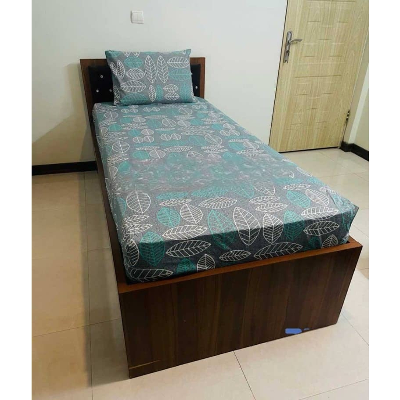 ملحفه کشدار تک نفره طرح برگ ماکائو سایز 90*200 سانتی متر
