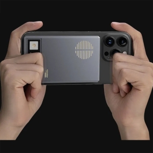 پاوربانک مگسیف وایرلس 15 وات 10000 یواسبی و تایپسی 20 وات با طراحی رترو راک مدل PBW117-B