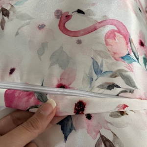 سرویس ملحفه 1 نفر 2 تکه مدل ساتن ابریشم دورکشدار به همراه روبالشی طرح فلامینگو