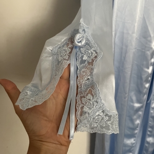 ربدوشامبر ساتن زنانه مدل لبه آستین گیپور دوزی شده ترک رنگ آبی