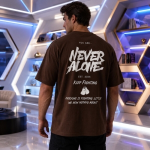 تیشرت مردانه قواره باکسی طرح  NEVER رنگ قهوه‌ای 