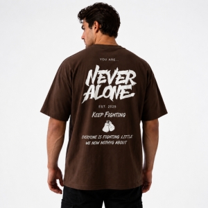 تیشرت مردانه قواره باکسی طرح  NEVER رنگ قهوه‌ای 