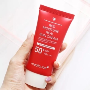 کرم ضد آفتاب تسکین دهنده مدی کیوب مدل RED MOISTURE حجم 50 میل