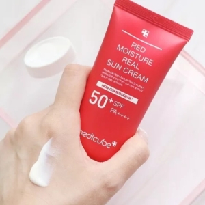 کرم ضد آفتاب تسکین دهنده مدی کیوب مدل RED MOISTURE حجم 50 میل