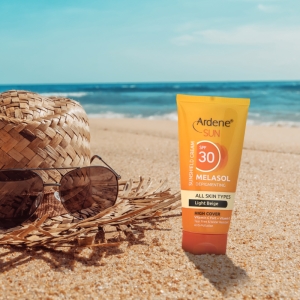 کرم ضد آفتاب رنگی آردن سان، SPF 30، مدل Light Beige، مناسب انواع پوست با تنالیته روشن و حجم 50 میلی‌لیتر، ضد آب، محافظت‌کننده در برابر اشعه‌های UVA و UVB، ضد لک، دارای فرمولاسیون ویتامین‌های C و E، با ماندگاری 2 ساعته